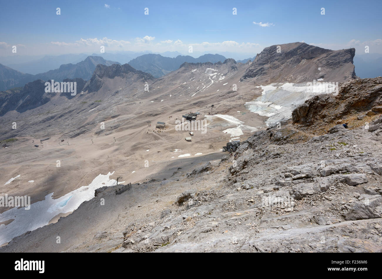 Blick auf die Zugspitz Platt bei Wanderern, die Gletscher Sonnalpin und Schneefernerhaus vom Grat in der Nähe des Gipfels der Zugspitze Stockfoto