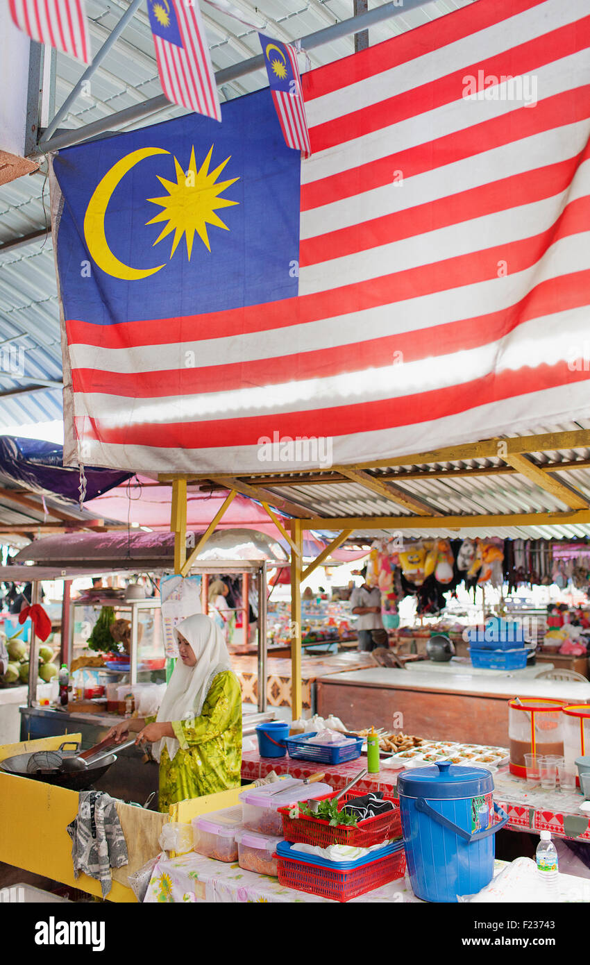 Eine muslimische Frau kocht auf einem freien Markt Dungun Malaysia Stockfoto