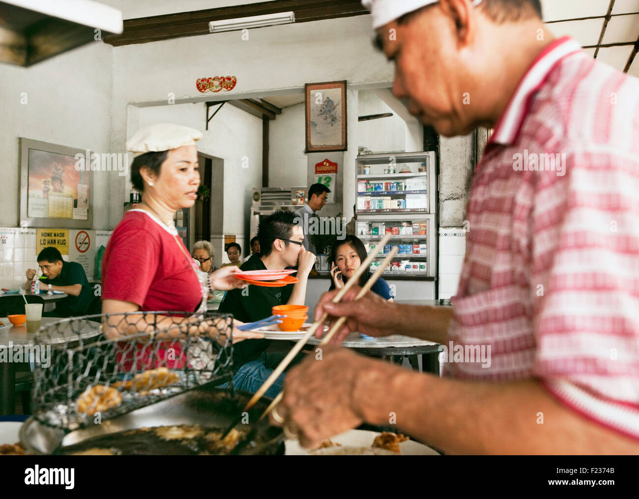 Ein Koch kocht im Toon Leong Coffee Shop, Penang, Malaysia Stockfoto