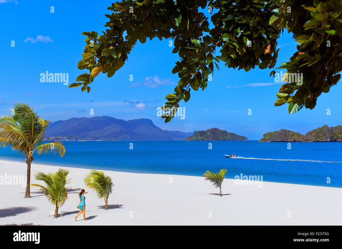 Ein Gast geht auf den Ozean bei vier Seasons Langkawi. Langkawi, Malaysia. Stockfoto