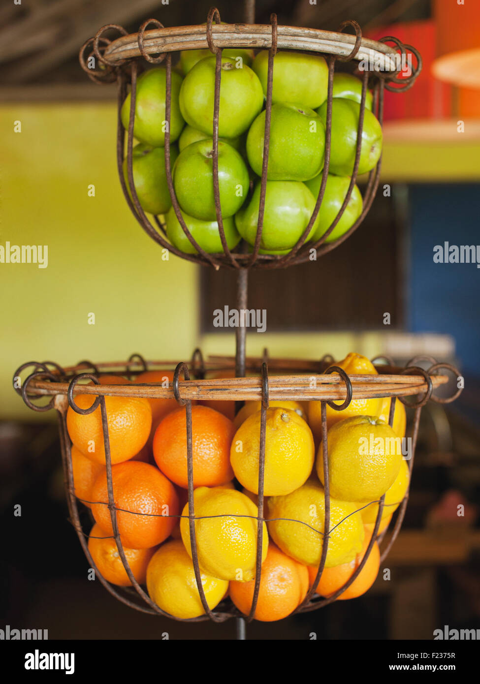 Körbe von grünen Äpfeln, Orangen und Zitronen in NAM Restaurant Bon Ton Resort. Langkawi, Malaysia Stockfoto