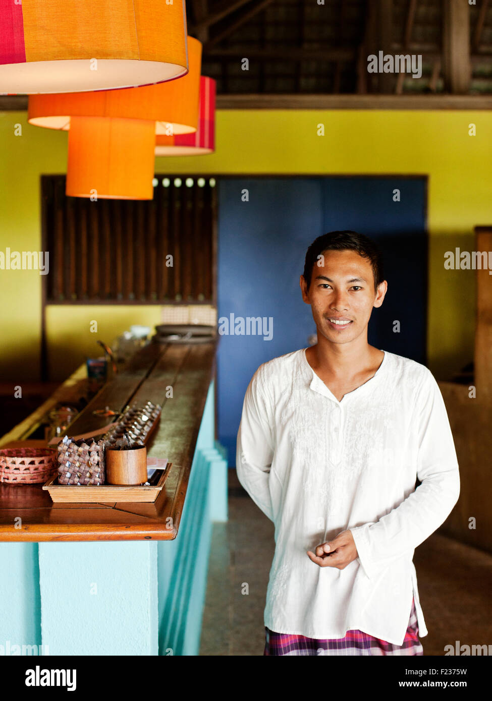 Ein Porträt von einem Kellner im NAM Restaurant Bon Ton Resort. Langkawi, Malaysia Stockfoto