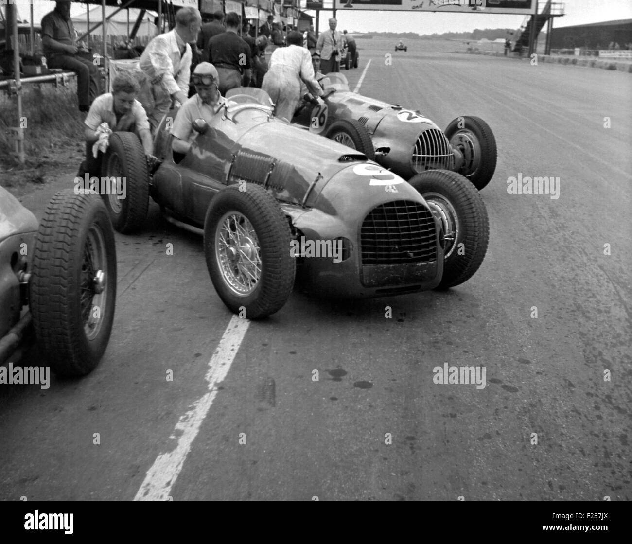 Whitehead in einem Ferrari 125 und Walker in einer Ära, E-Type, britischen GP in Silverstone 1949 Stockfoto