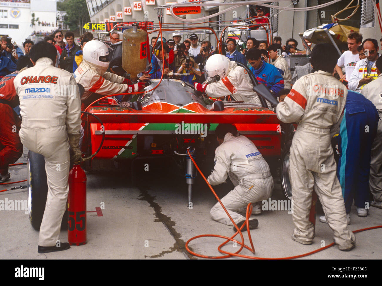 1991 Le Mans Gewinn Mazda 787 Boxenstopp angetrieben von Johnny Herbert Stockfoto