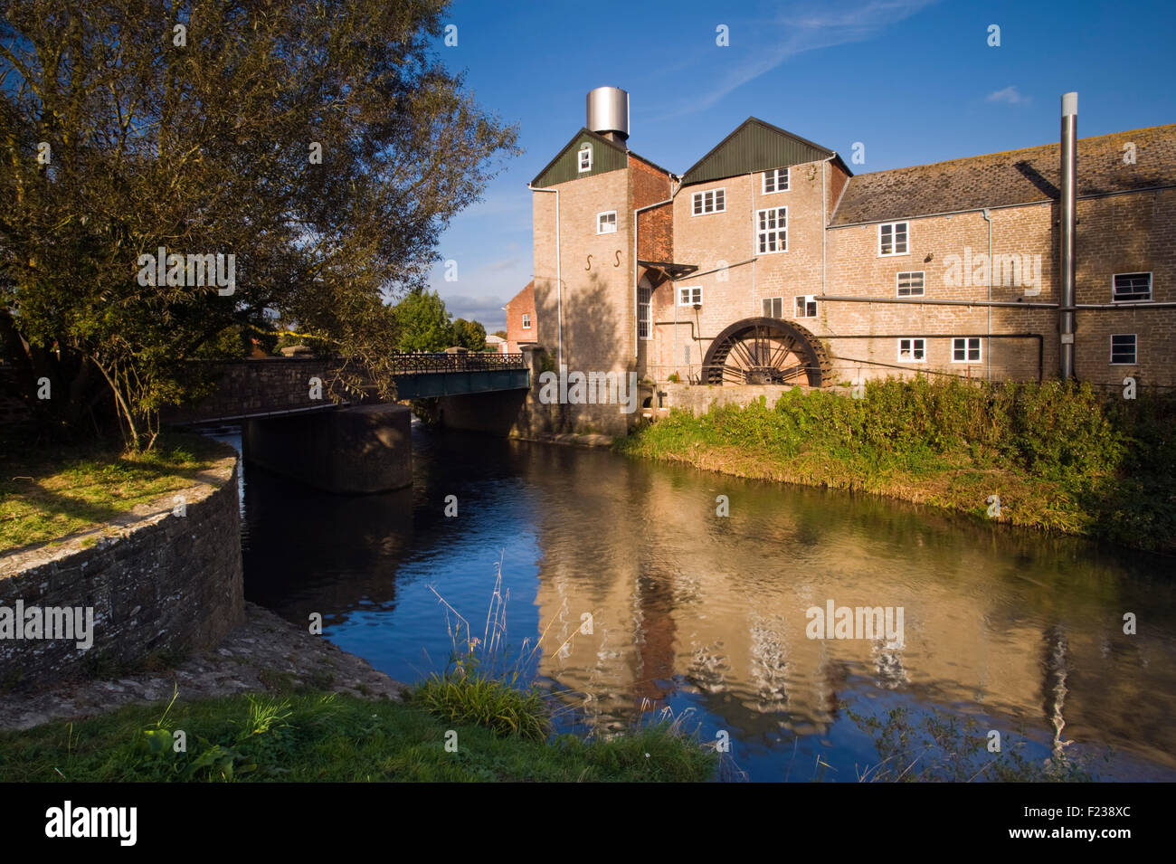 Die historischen Palmers Brauerei neben dem Fluss Brit in Bridport, Dorset, England, UK Stockfoto