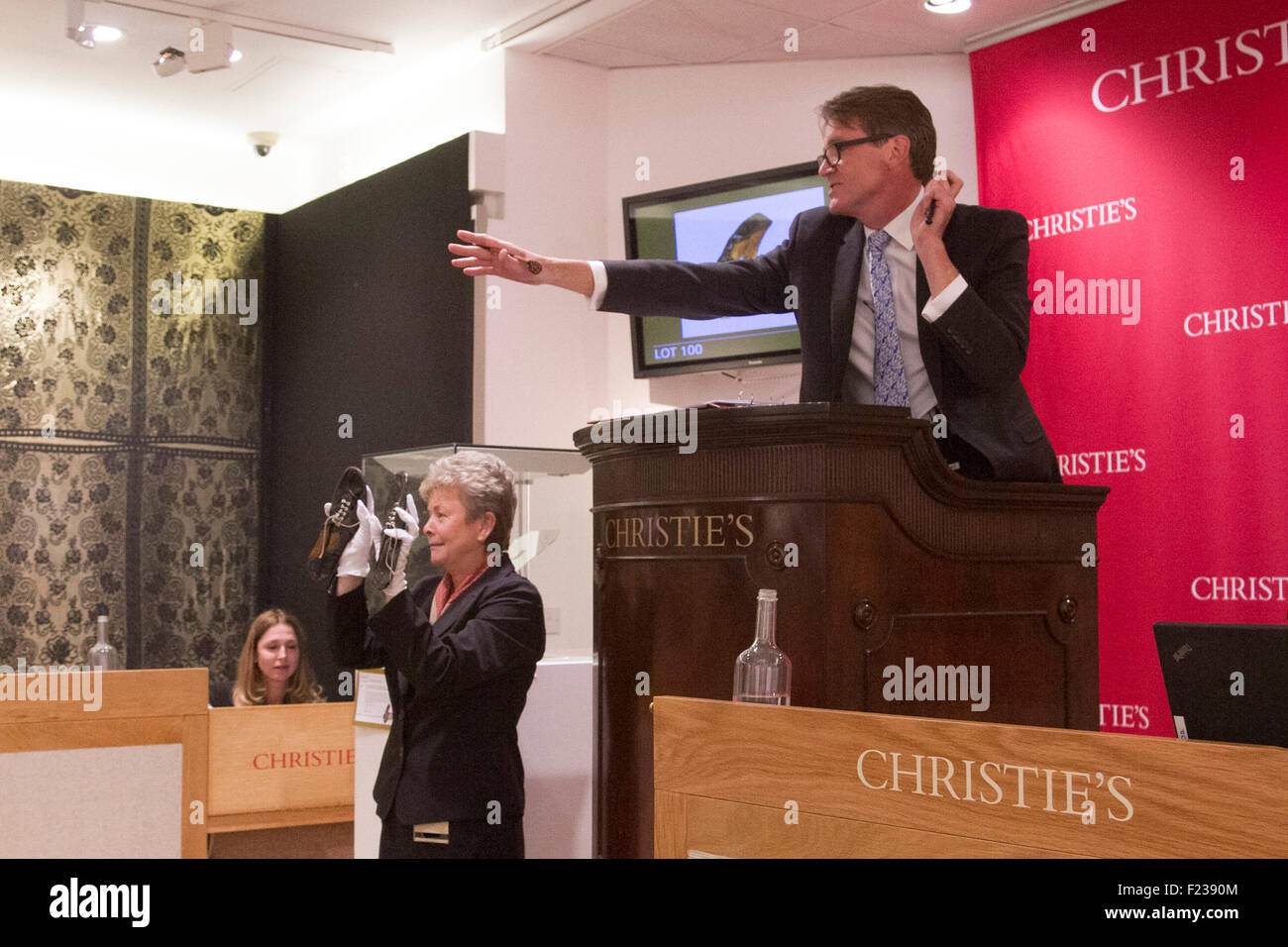 London UK. 10. September 2015. Ein paar Laufschuhe aus schwarzem Leder von Roger Bannister getragen, als er die 4 Meilen Rekord brach im Auktionshaus Christies verkauft wurden, für £266.500 Credit: Amer Ghazzal/Alamy Live-Nachrichten Stockfoto