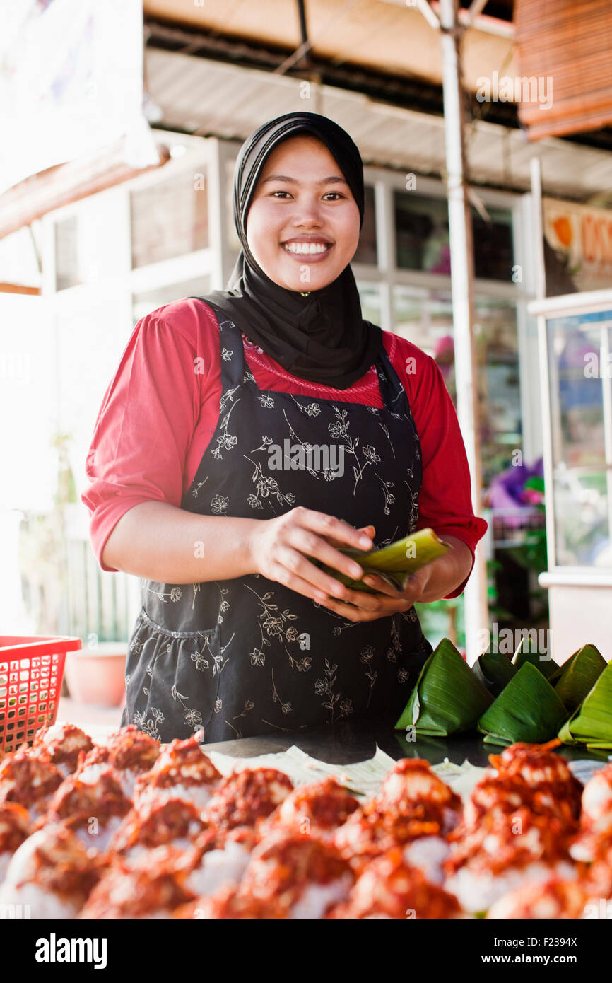 Eine muslimische Frau machen Nasi Lemak. Georgetown, Penang, Malaysia Stockfoto