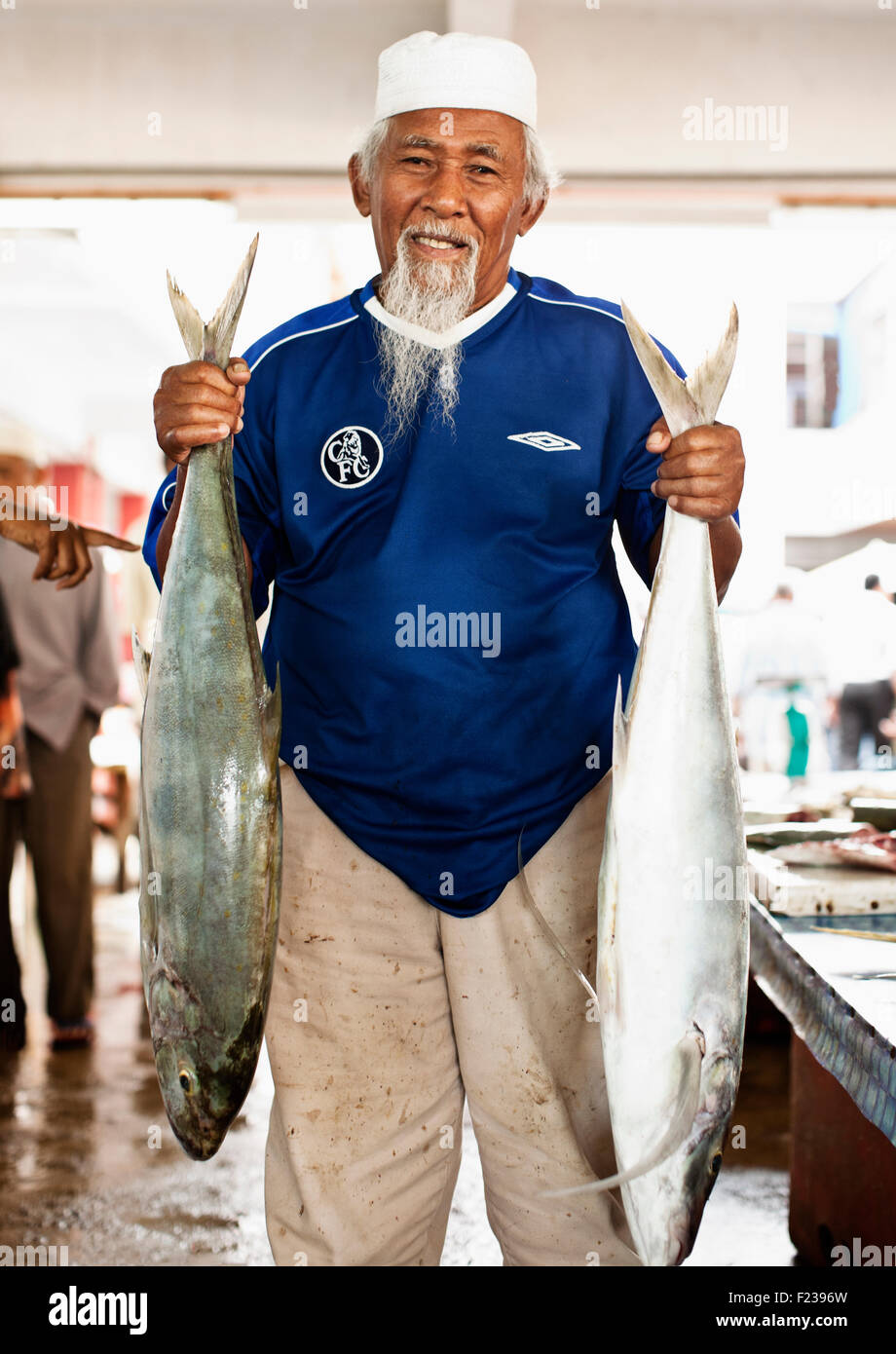 Ein Fisch Hawker am Morgenmarkt Dungun. Dungun. Malaysien Stockfoto