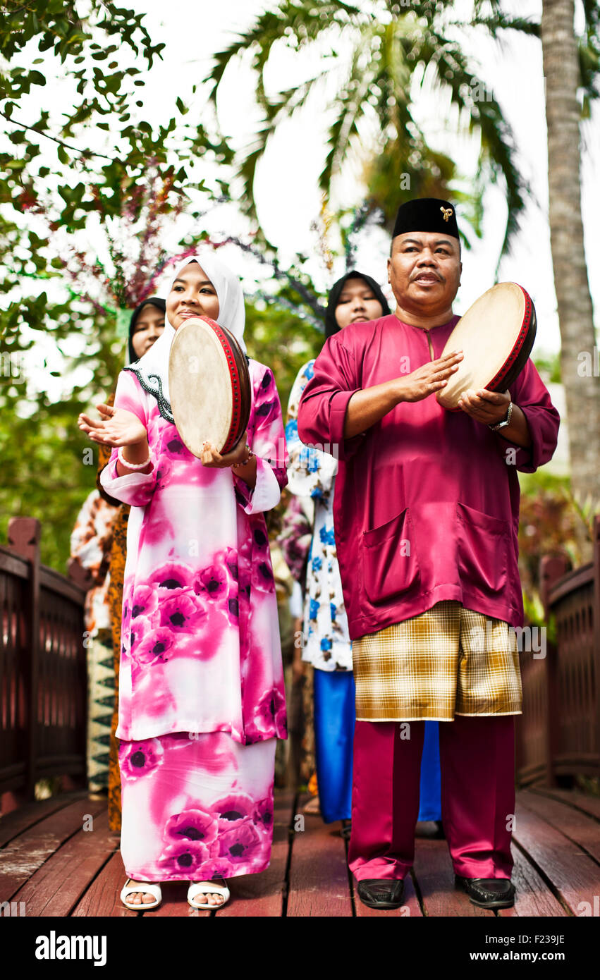 Die tägliche Mandi Bunga-Zeremonie ist Teil des malaysischen Sucimrni Ritual, den traditionellen malaiischen Heilungsprozess zu verbessern. Stockfoto