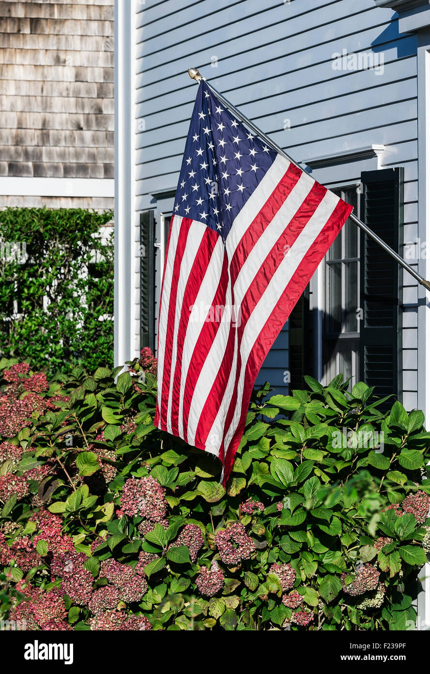 Amerikanische Flagge hängt an New England Haus. Stockfoto