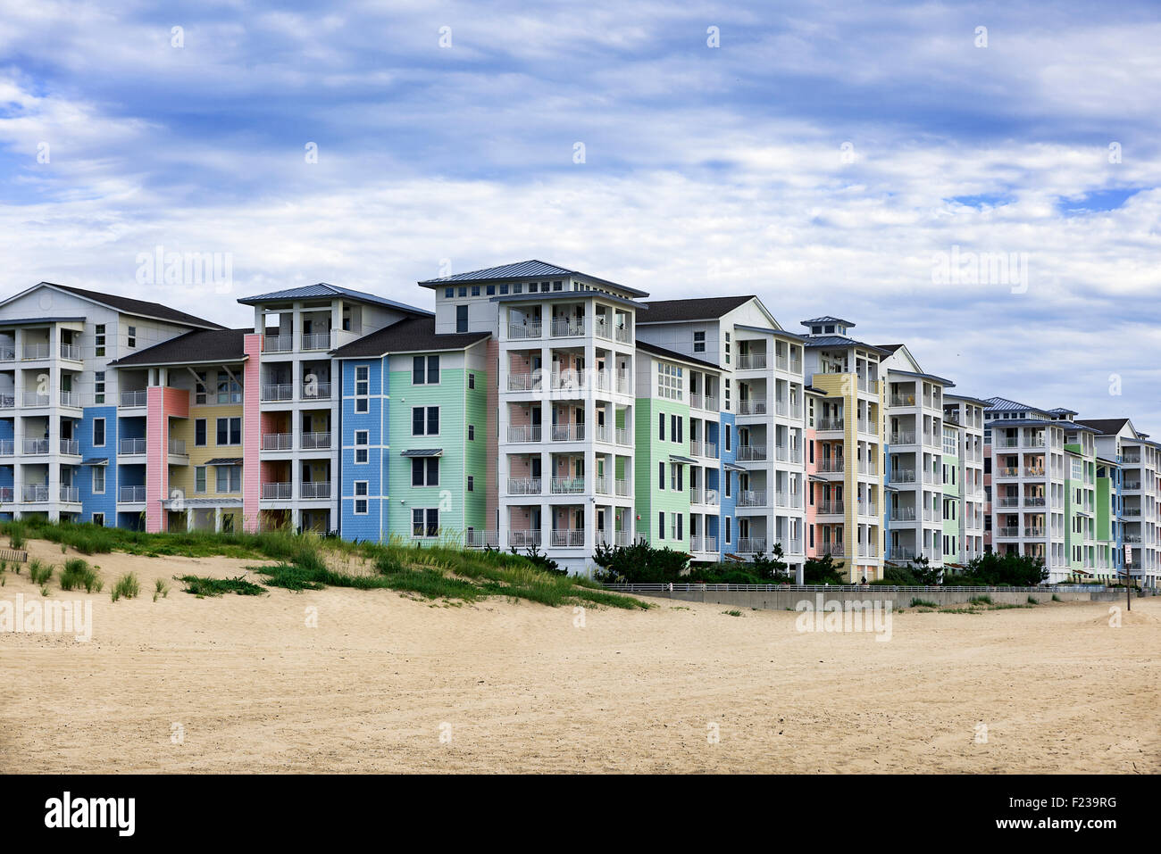 Bunte Eigentumswohnungen am Sandbridge Strand, Virginia Beach, Virginia, USA Stockfoto