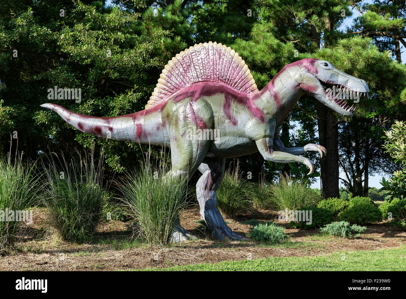 Jerrassic Park-Sammlung von Dinosaurier-Skulpturen am Eingang der Unterkunft Virginia Beach Airport und Museum Virginia Bea Stockfoto