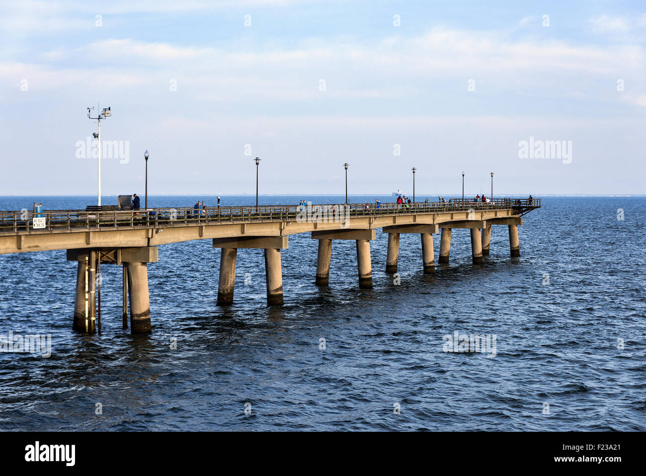 Fishing Pier an der Chesapeake Bay Bridge, Virginia, USA Stockfoto