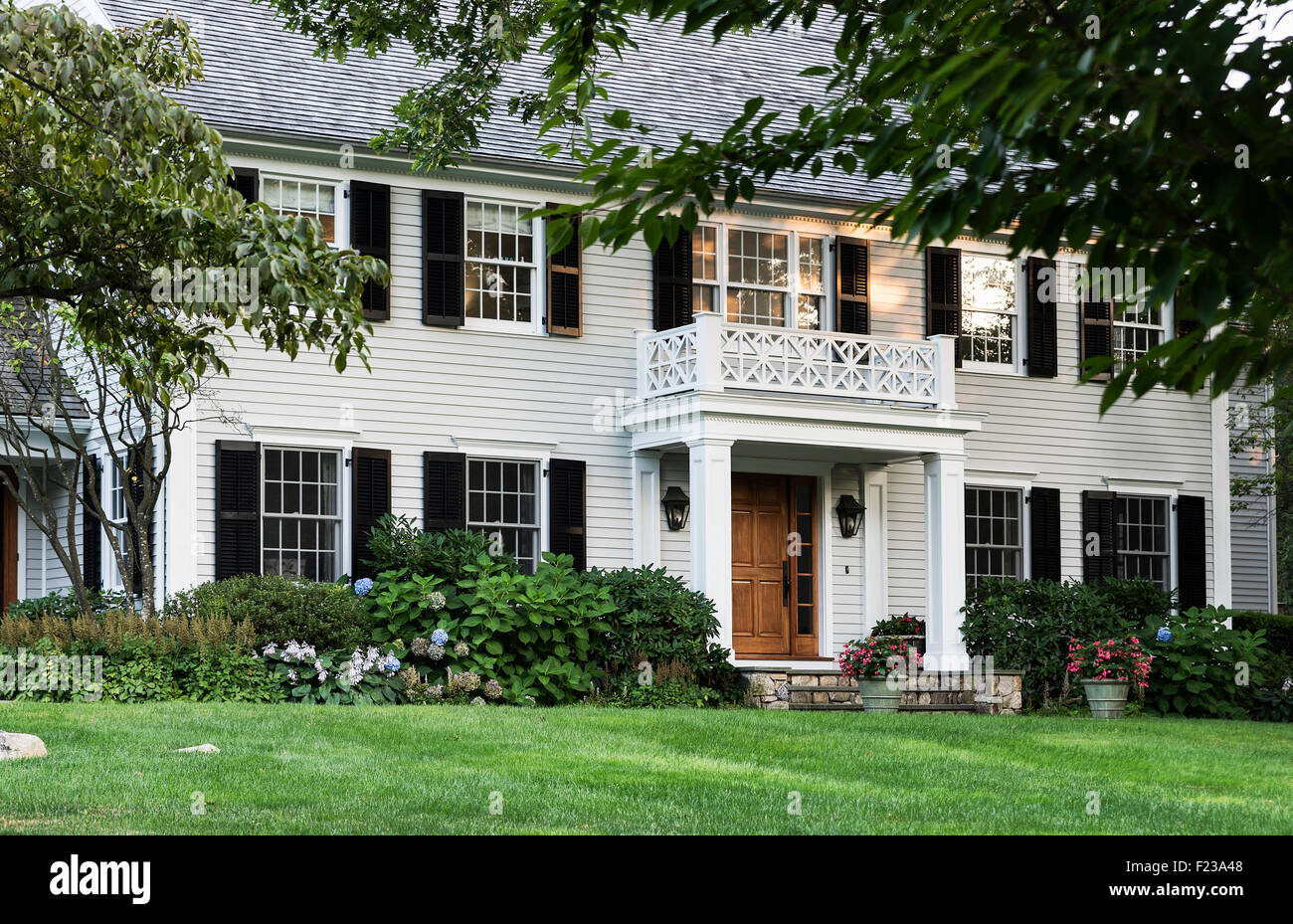 Ein gehobenes Haus mit attraktiven Landschaftsgestaltung, USA Stockfoto
