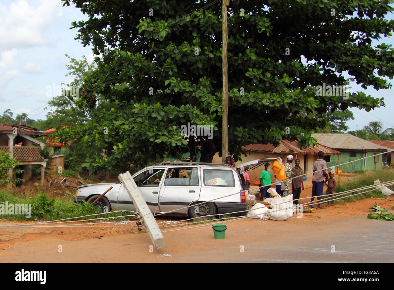 Nigerianische Volk neben einem Autounfall, in den gefährlichen Straßen von Nigeria Stockfoto