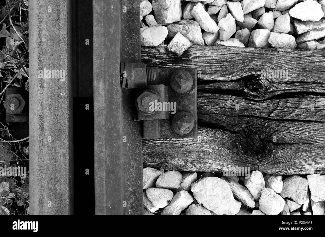 Rostige Schrauben am Railroad Track schwarz / weiß Stockfoto