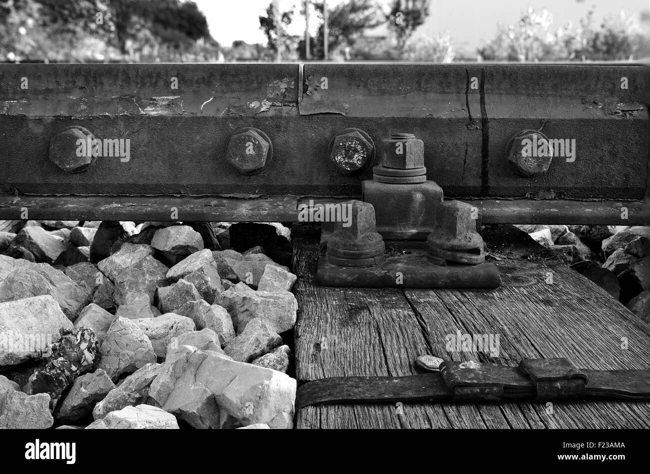 Rostige Schrauben am Railroad Track schwarz / weiß Stockfoto