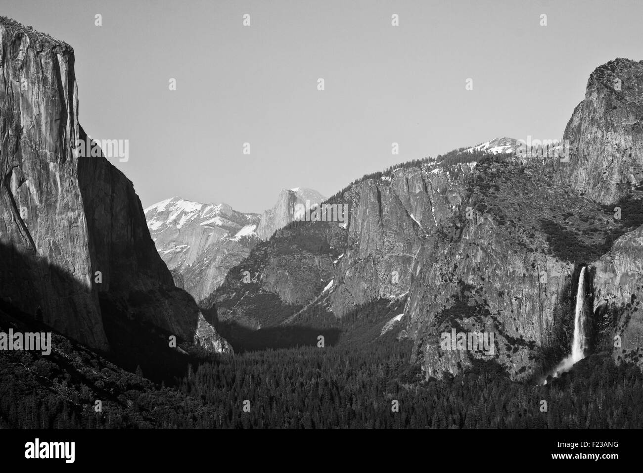 Felsformationen in einem Tal, Bridal Veil Falls, Yosemite, El Capitan, Half Dome, Yosemite Tal, Yosemite-Nationalpark, Califor Stockfoto