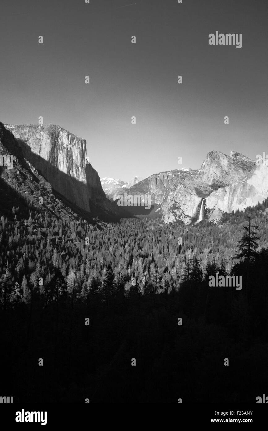 Felsformationen in einem Tal, Bridal Veil Falls, Yosemite, El Capitan, Half Dome, Yosemite Tal, Yosemite-Nationalpark, Califor Stockfoto