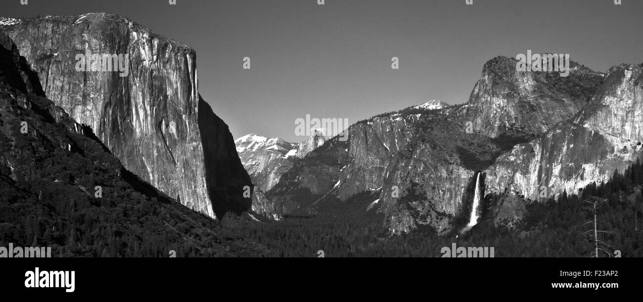 Felsformationen in einem Tal, Bridal Veil Falls, Yosemite, El Capitan, Half Dome, Yosemite Tal, Yosemite-Nationalpark, Califor Stockfoto