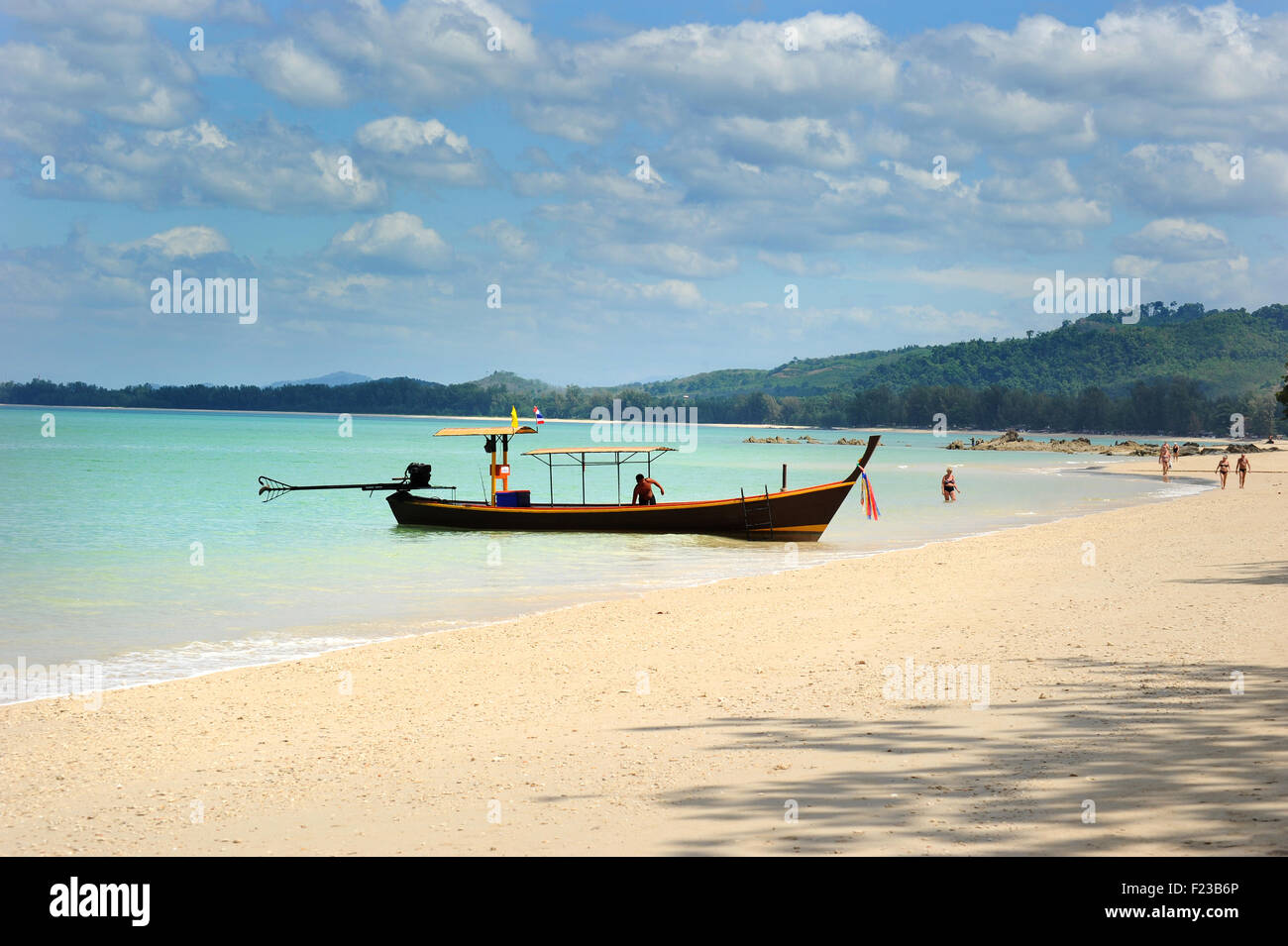 Thai Fischerboot am Strand, Khao Lak. Lak-Insel, Thailand Stockfoto