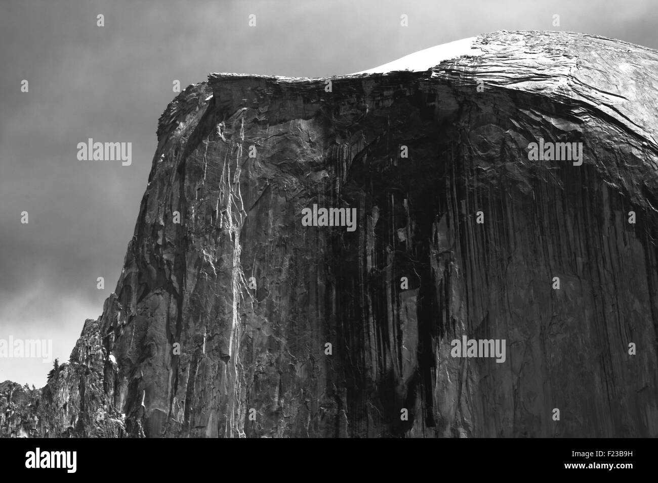 Niedrigen Winkel Blick auf einen Berg, Half Dome, Yosemite Tal, Yosemite-Nationalpark, Kalifornien, USA Stockfoto