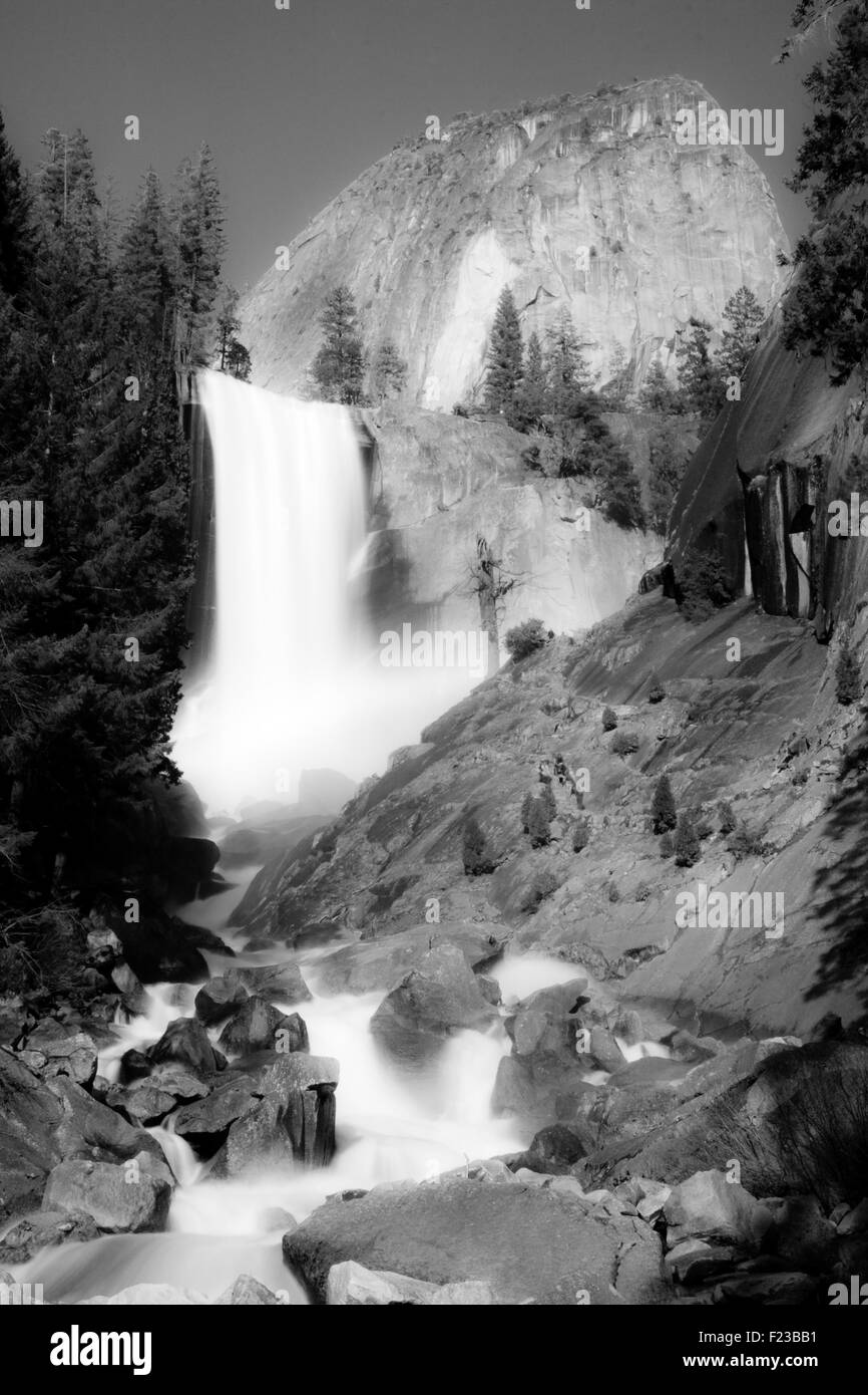 Wasserfall in einem Wald, Yosemite Nebel Trail, Vernal Falls, Yosemite-Nationalpark, Kalifornien, USA Stockfoto