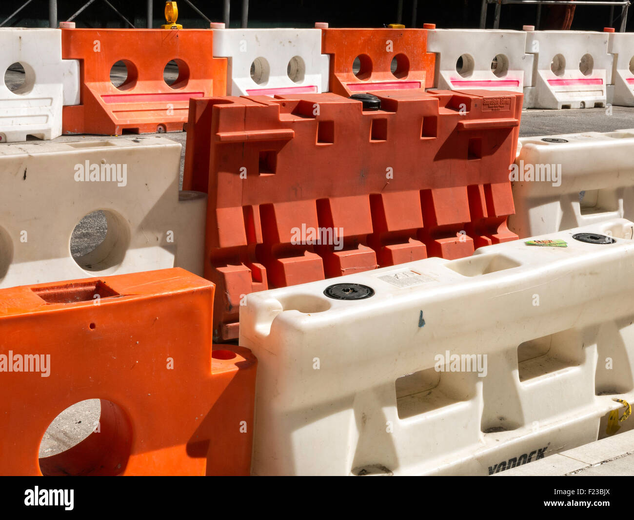 Orange und weiß Verkehr Barrieren, USA Stockfoto