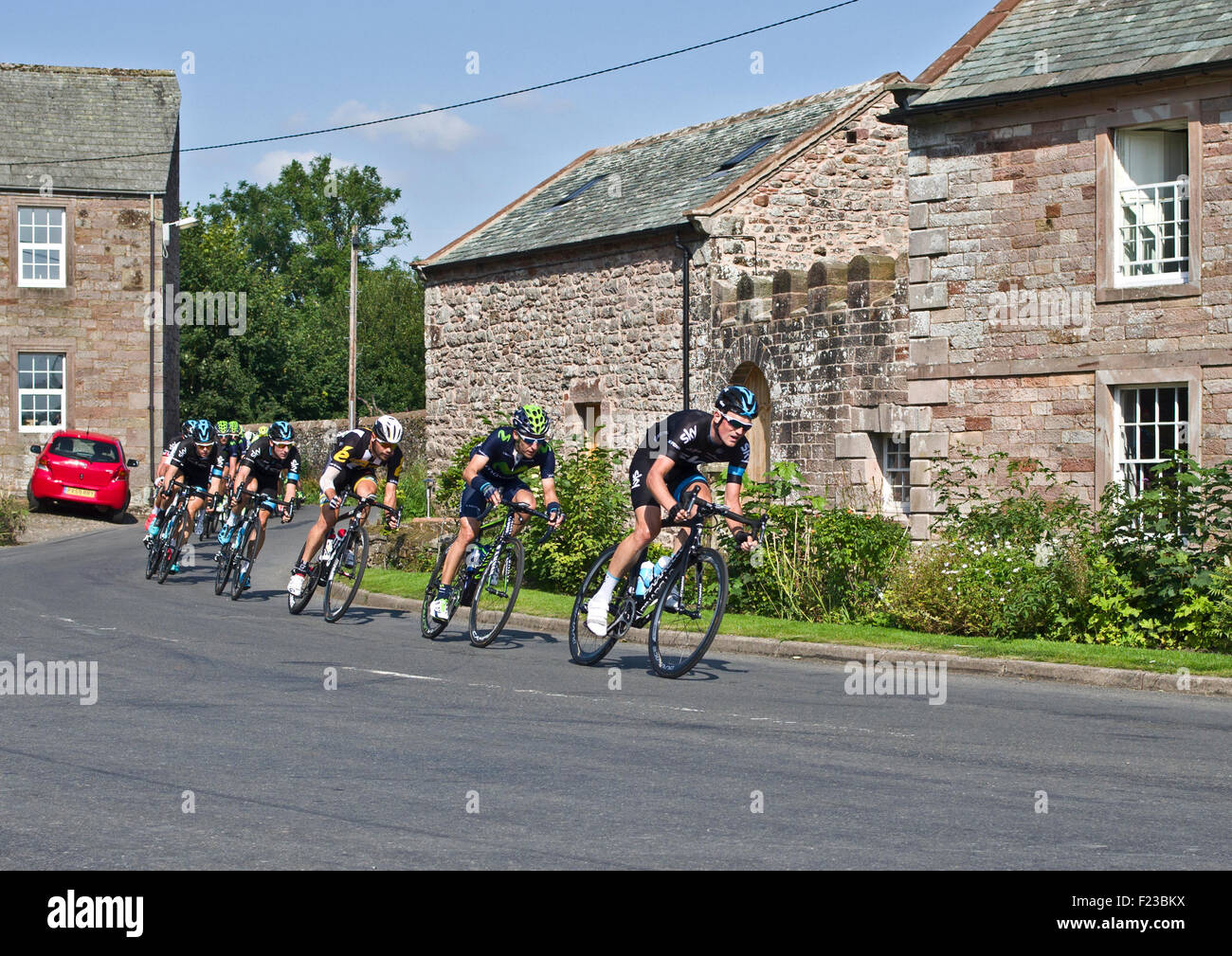 10. September 2015, Cumbria, 5. Etappe der Tour of Britain.  Andrew Fenn vom Team Sky führt das Hauptfeld in der Cumbrian Dorf Greystoke an einem sonnigen Nachmittag. Bildnachweis: Julie Fryer/Alamy Live-Nachrichten Stockfoto