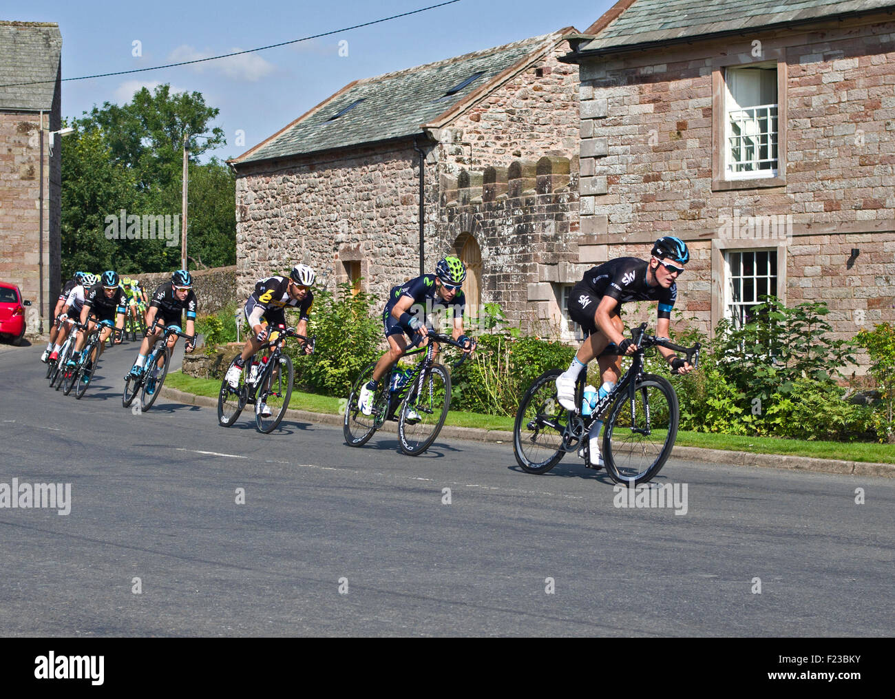 10. September 2015, Cumbria, 5. Etappe der Tour of Britain.  Andrew Fenn vom Team Sky führt das Hauptfeld in der Cumbrian Dorf Greystoke an einem sonnigen Nachmittag. Bildnachweis: Julie Fryer/Alamy Live-Nachrichten Stockfoto