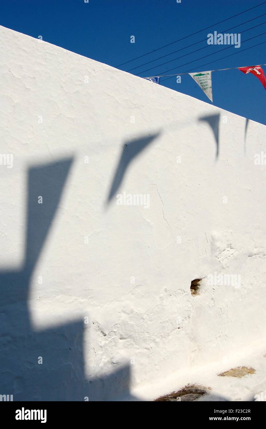 Schatten der Ammer Fahnen an einer Wand in Langada Amorgos Griechenland Stockfoto