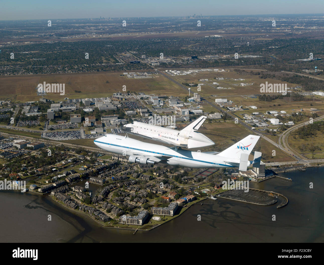 Space Shuttle Endeavour auf einer modifizierten Boeing 747 Shuttle Trägerflugzeug. Optimierte Version eines NASA-Images. Kredit NASA Stockfoto