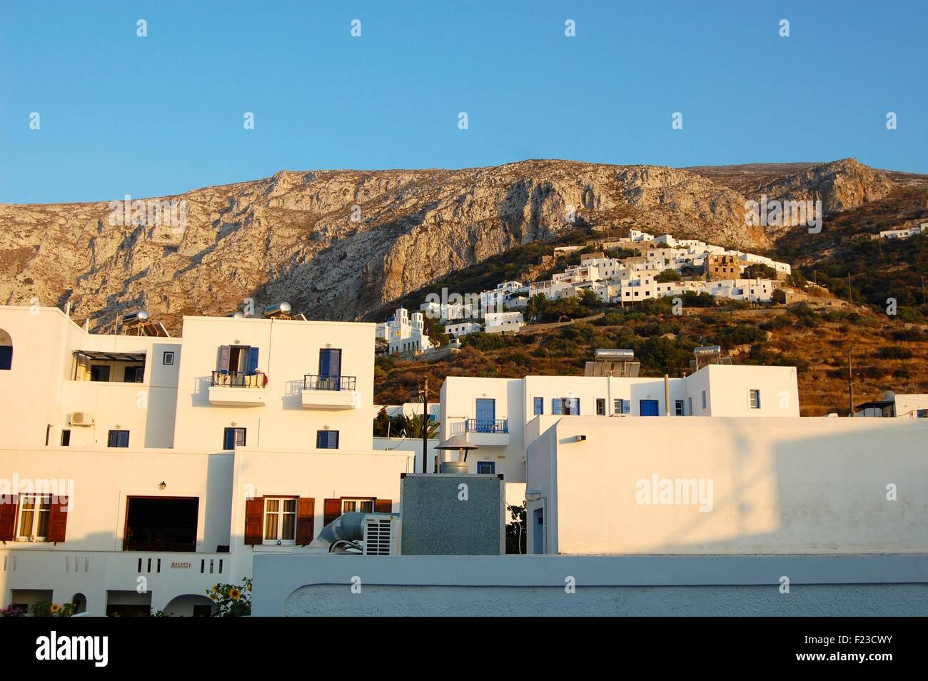 weißes Gebäude und Häuser in Aegali, Amorgos, Griechenland Stockfoto