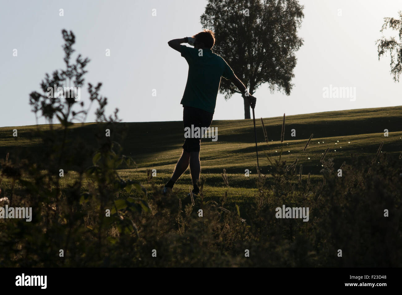Golfer in der Abendsonne auf Golfplatz Stockfoto