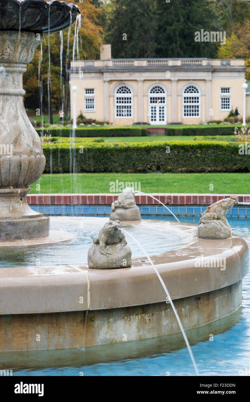 Brunnen mit Wasser spritzt aus Frosch Mund vor historischen West Baden Hotel, French Lick, Indiana Stockfoto