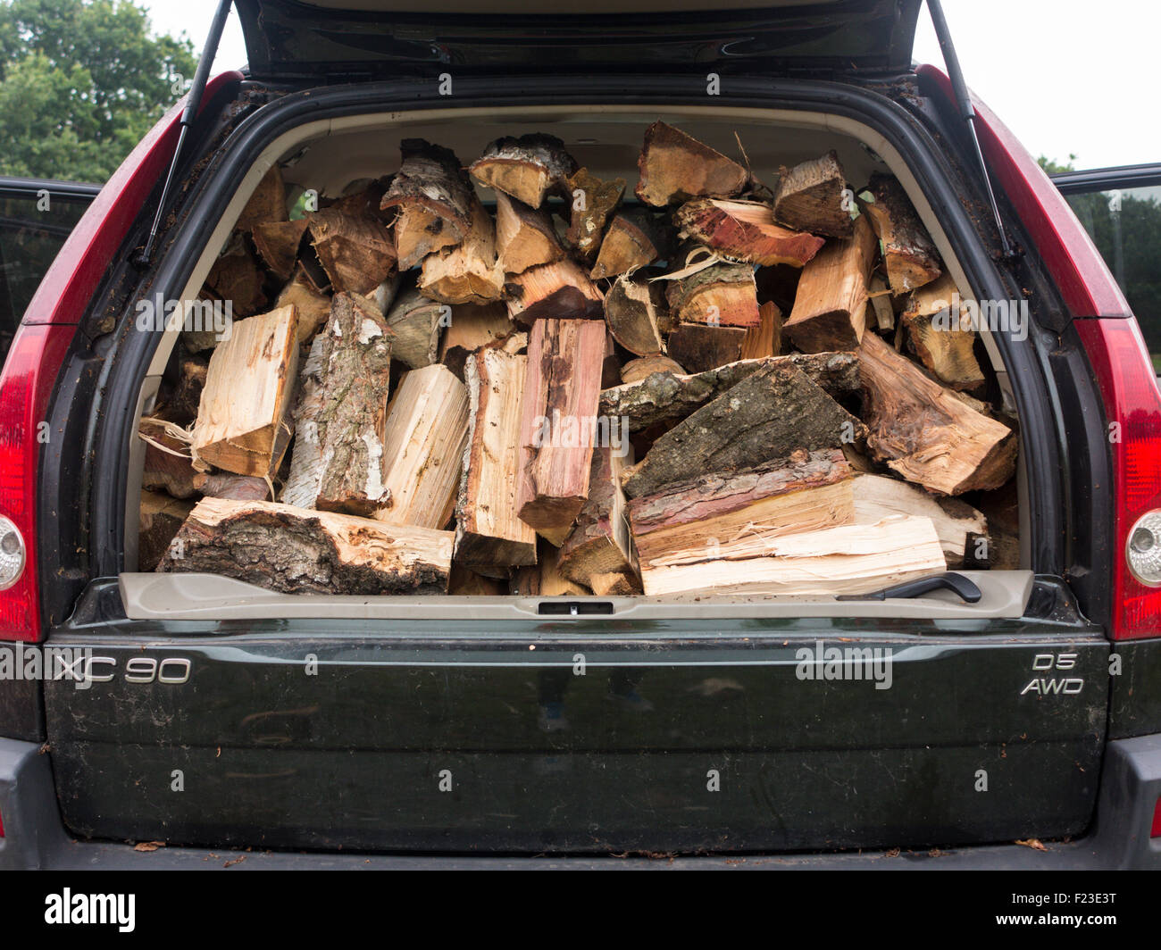 Holz als Brennstoff in einem Feuer in einem Auto in Vorbereitung für einen kalten Winter geladen Stockfoto