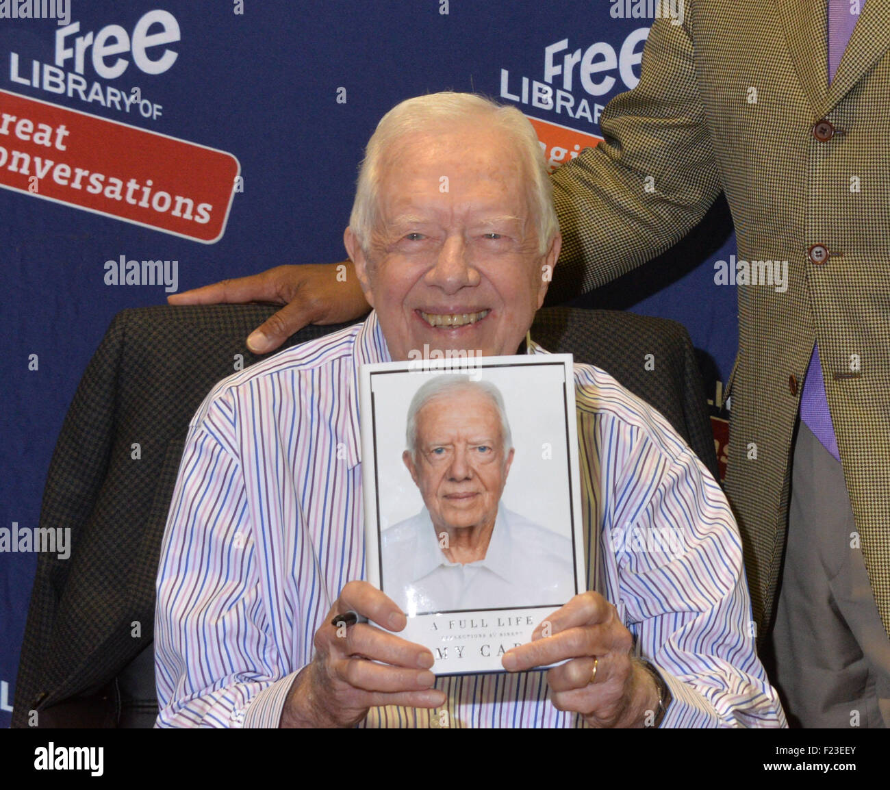 Ehemaliger Präsident der Vereinigten Staaten Jimmy Carter unterzeichnet Exemplare seines neuen Buches "A erfülltes Leben: Reflexionen auf neunzig" an die Philadelphia Bibliothek Featuring: Jimmy Carter wo: Philadelphia, Pennsylvania, USA bei: 10. Juli 2015 Stockfoto