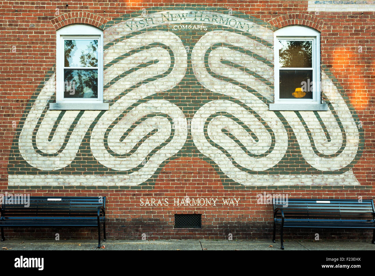 Wandbild des Labyrinths in Backstein Storefront, New Harmony, IN, USA Stockfoto