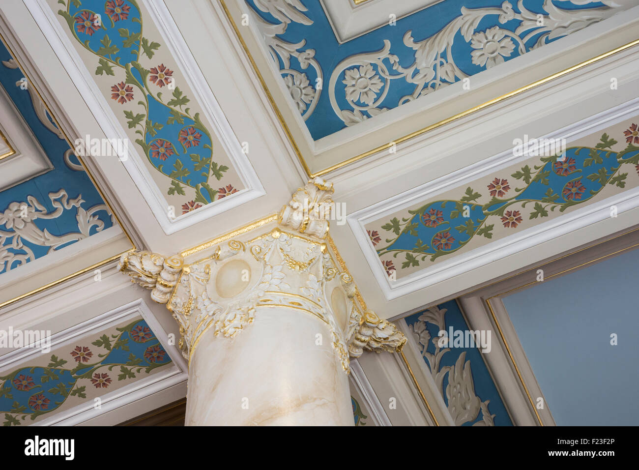 Architekturdetail des Goldes vergoldete und bemalte Decke im Französisch lecken Hotel Resort, French Lick, IN, USA Stockfoto