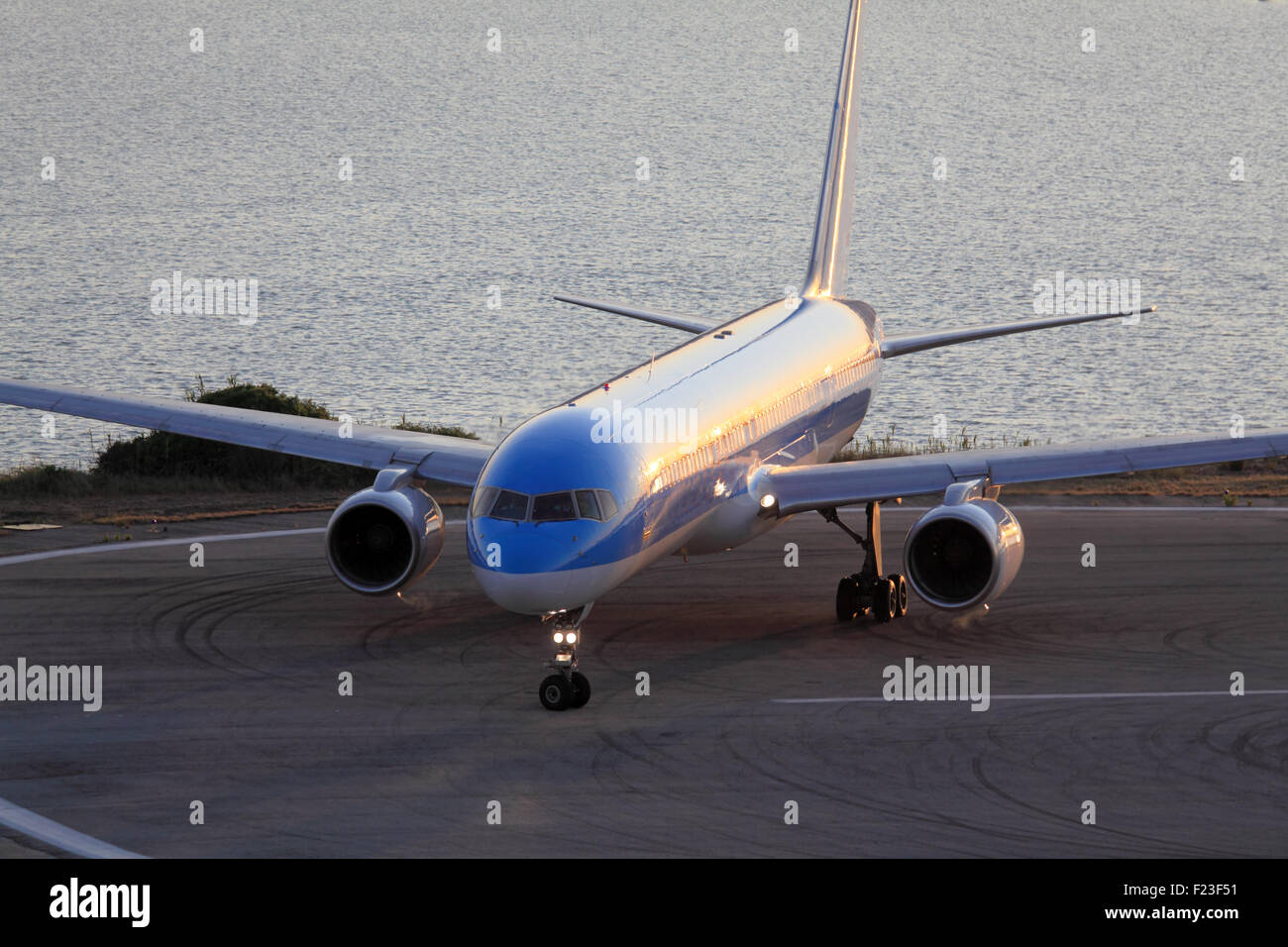 Flugzeug vor dem Start, Abendstimmung, Corfu Stockfoto