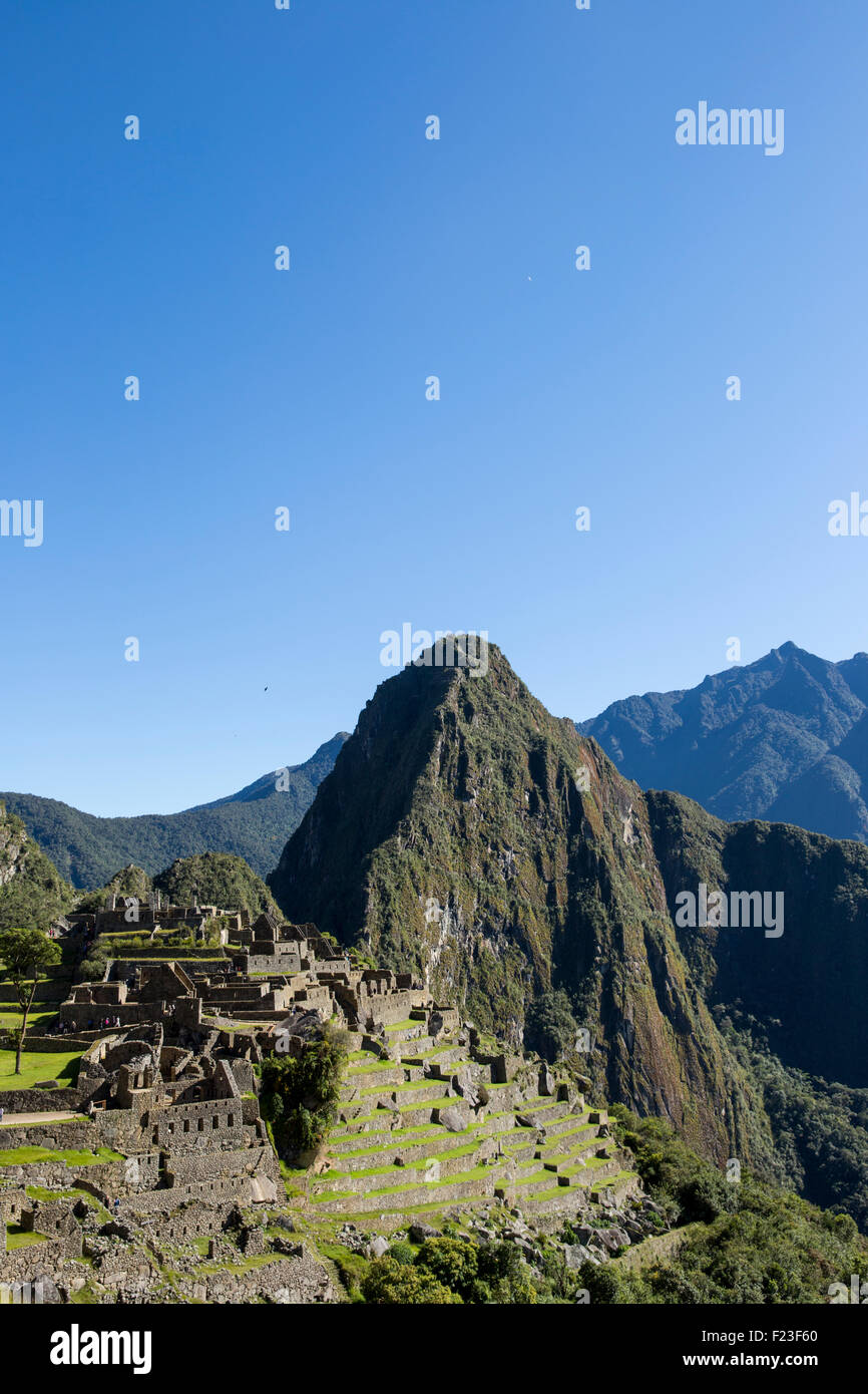 Peru, leuchtet Morgensonne Inka-Ruinen von Machu Picchu mit Huayna Picchu Gipfel erhebt sich über dem Fluss Urubamba Stockfoto