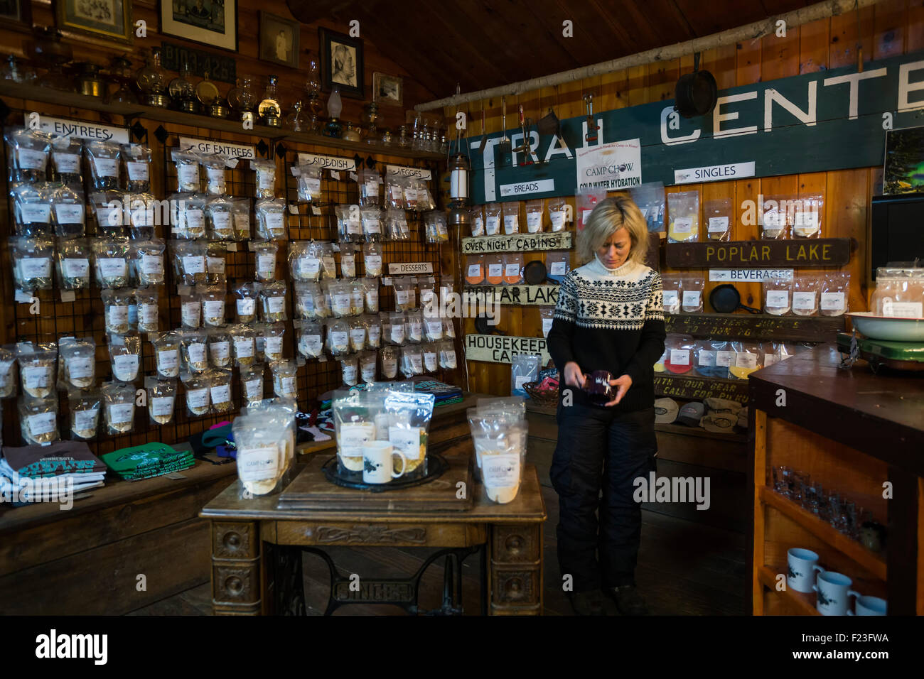 Blonde Frau, die Geschäfte im beliebten one-Stop-Shop auf der Gunflint Trail, MN, USA Stockfoto