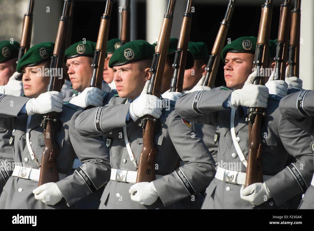 Berlin, Deutschland. 10. September 2015. Deutsche Ehrengarde während einer Zeremonie mit U.S. Joint Chiefs Vorsitzender Martin Dempsey am Denkmal für ihre gefallenen Service-Mitglieder an das Ministry of Defense 10. September 2015 in Berlin, Deutschland. Stockfoto