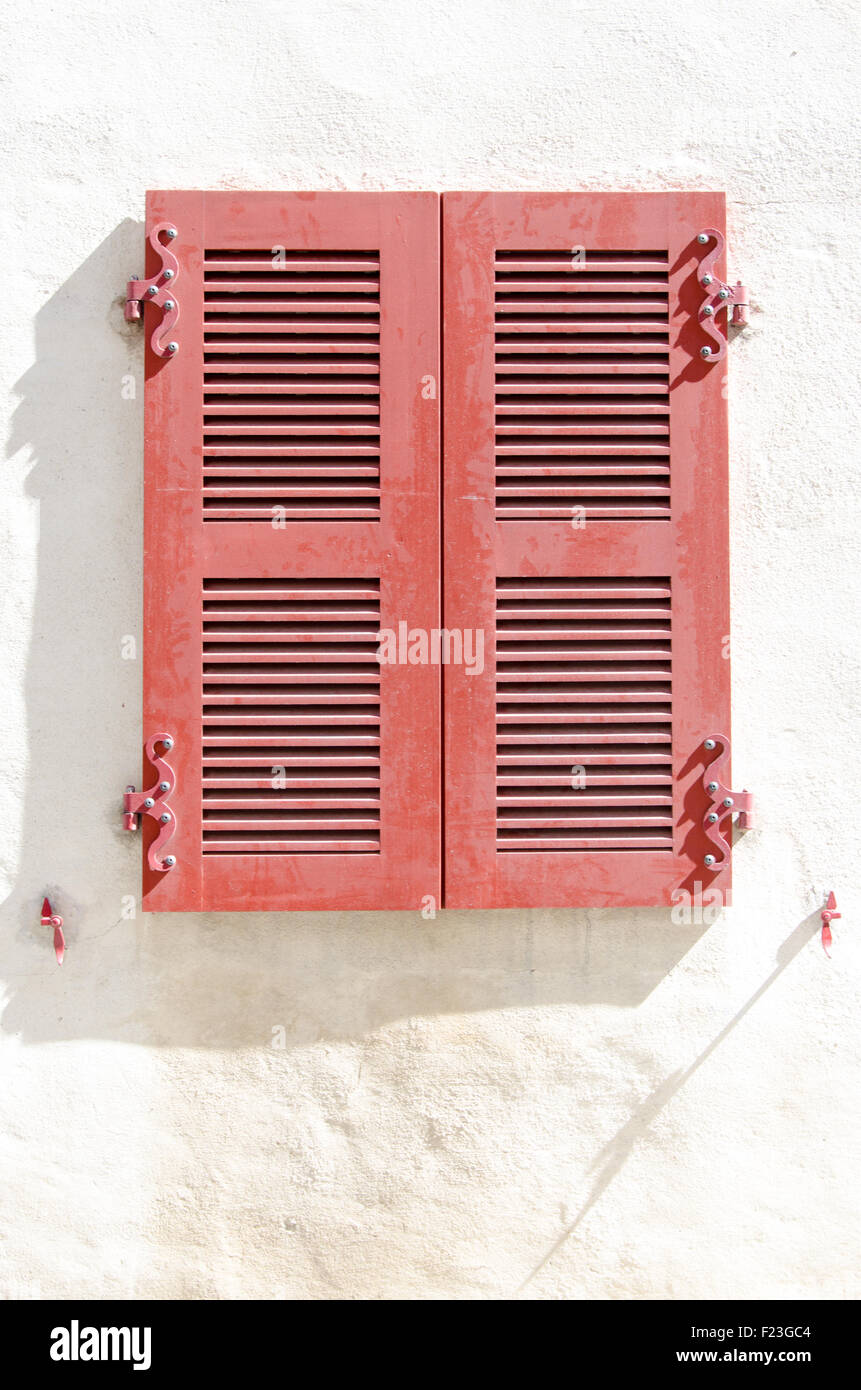 Roten Fensterläden auf weißem Hintergrund, Südfrankreich Stockfoto