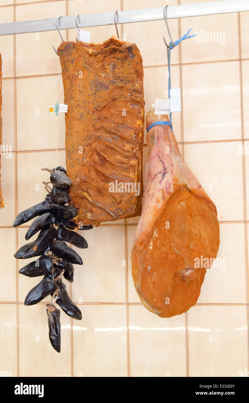 Getrocknete Espelette Piments Gewürz, Piment, Rippe und einen ganzen Schinken Schweinefleisch Pfeffer Stockfoto