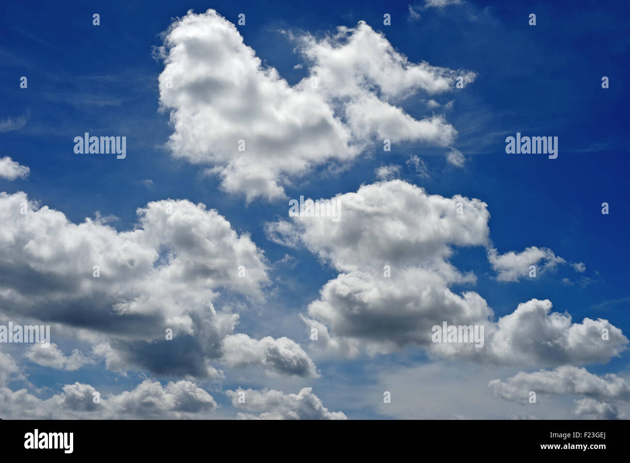 schöne Wolke am blauen Himmel Stockfoto