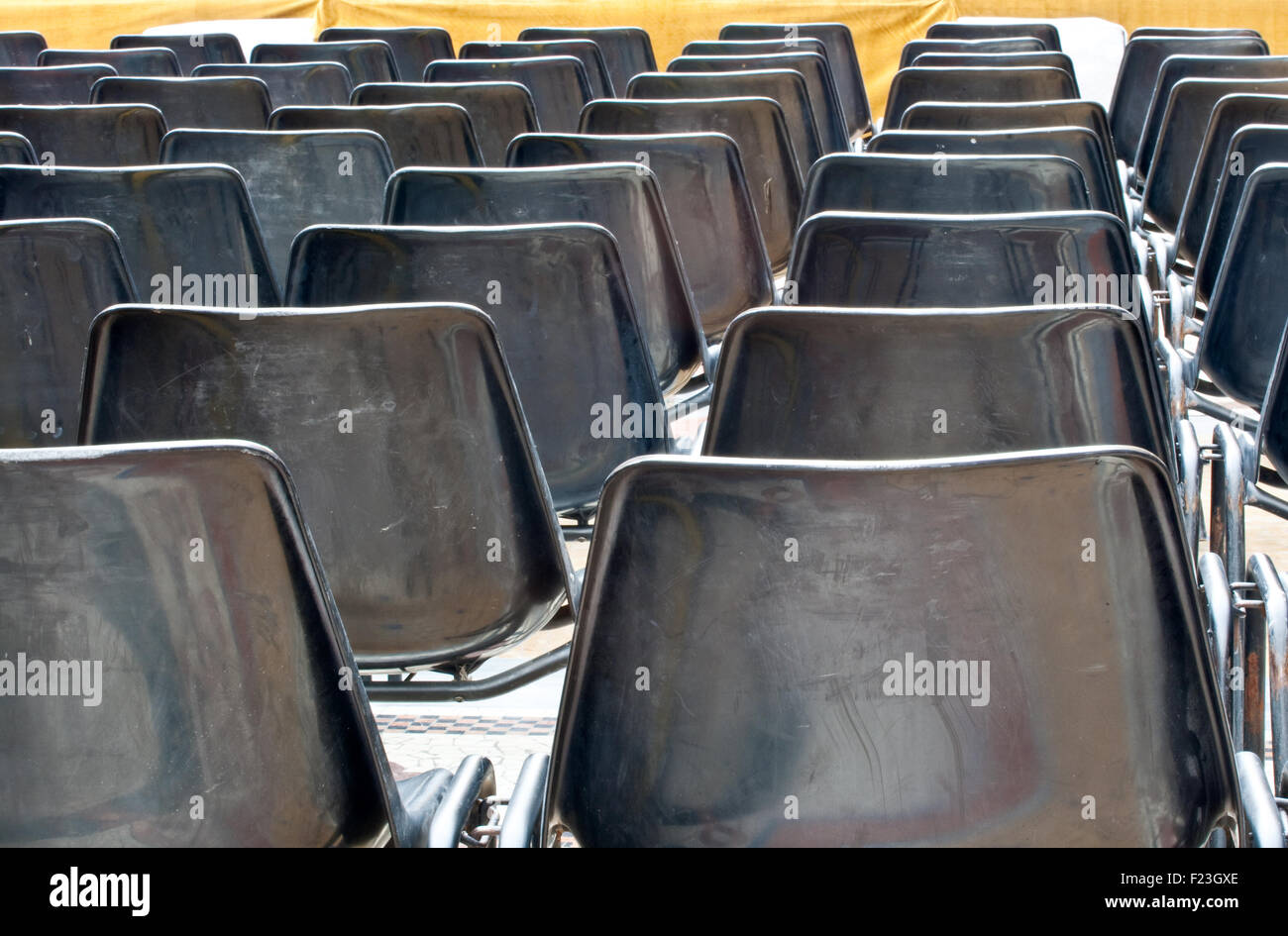 Leere schwarze Stühle für Konzert-Zuschauer Stockfoto