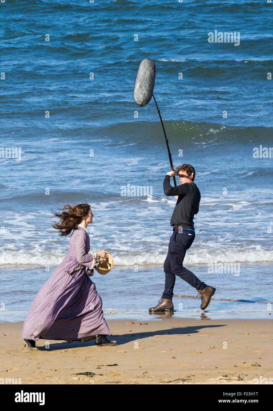 Saltburn am Meer, North Yorkshire, UK. 10. September 2015. Wetter: Schauspieler Joanne Froggatt, Dreharbeiten zu neues ITV Drama Dark Angel am Saltburn Strand bei herrlichem Wetter an der Küste von North Yorkshire. Bildnachweis: Alan Dawson News/Alamy Live-Nachrichten Stockfoto