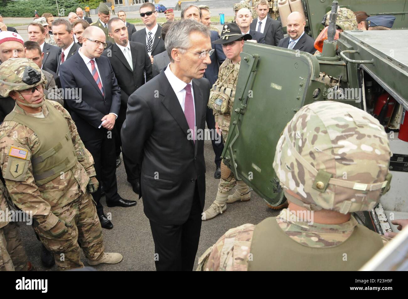 NATO-Generalsekretär Jens Stoltenberg wirft einen Blick in einem US-Armee Stryker Bekämpfung Fahrzeug während eine statische Anzeige an Rusyne Basis 9. September 2015 in Prag, Tschechien. Stockfoto