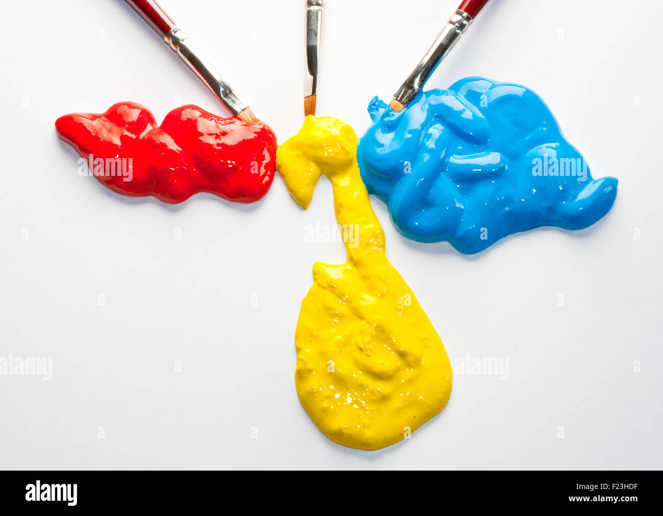 Pinsel mit blauen, gelbe und rote Farben auf weißer Hintergrund Stockfoto Pinsel mit blauen, gelbe und rote Farben auf weißer Hintergrund Stockfoto
